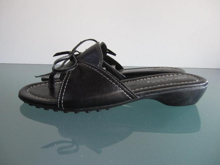 Gratis Verzenden | Aerosoles nieuwe zwarte slippers 36½, Kleding | Dames, Schoenen, Nieuw, Slippers, Zwart, Verzenden