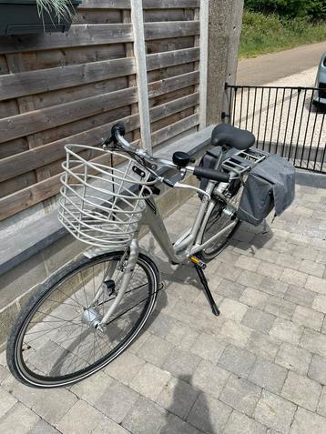 Damesfiets, Fietsen en Brommers, Ophalen, Zo goed als nieuw, Mandje