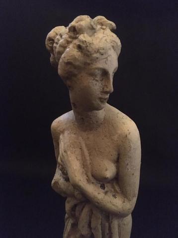 Oud beeldje van baadster Aphrodite  beschikbaar voor biedingen