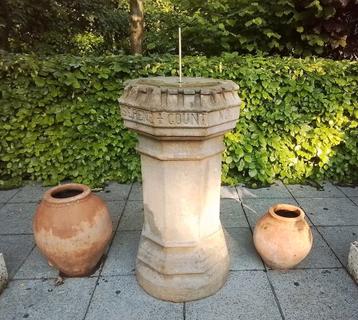 Zonnewijzer in brons en zandsteen uit 1880 beschikbaar voor biedingen