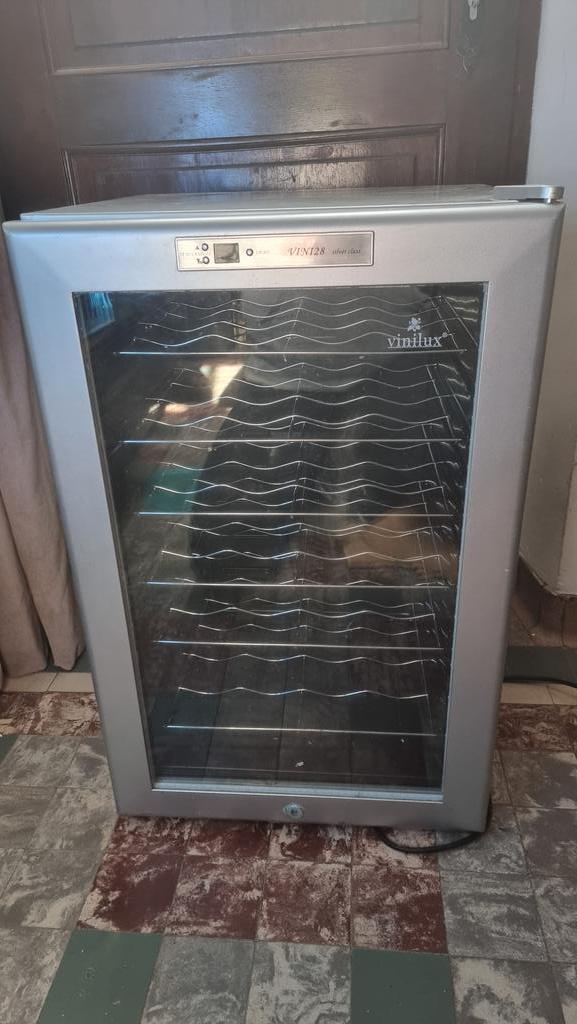 VINILUX wijnkelder met 24 flessen, Verzamelen, Wijnen, Ophalen
