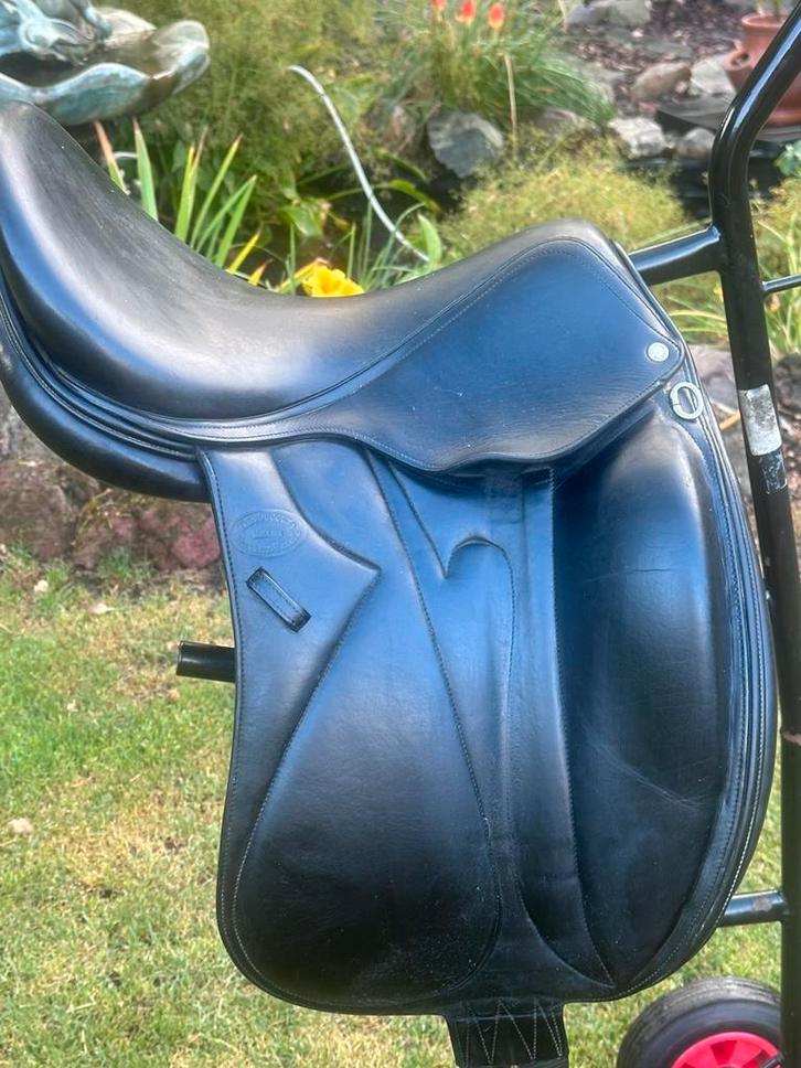 Top dressuurzadel “ Devoucoux Makila 17.5 wegens stopzetting, Dieren en Toebehoren, Paarden en Pony's | Zadels, Dressuur, Ophalen