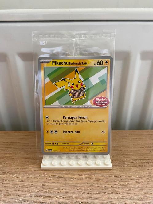 Pikachu Wearing A Batik Shirt 101/SV-P - Pokemon kaart, Hobby en Vrije tijd, Verzamelkaartspellen | Pokémon, Nieuw, Losse kaart