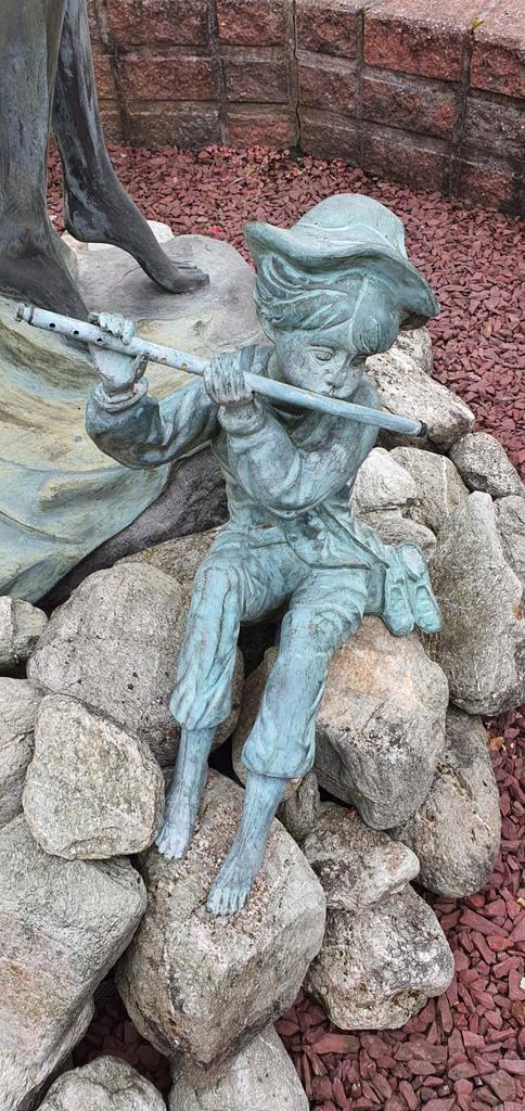 Bronzen Rottenecker beeld: dwarsfluitspeler met waterpomp, Tuin en Terras, Tuinbeelden, Mensenbeeld, Ophalen