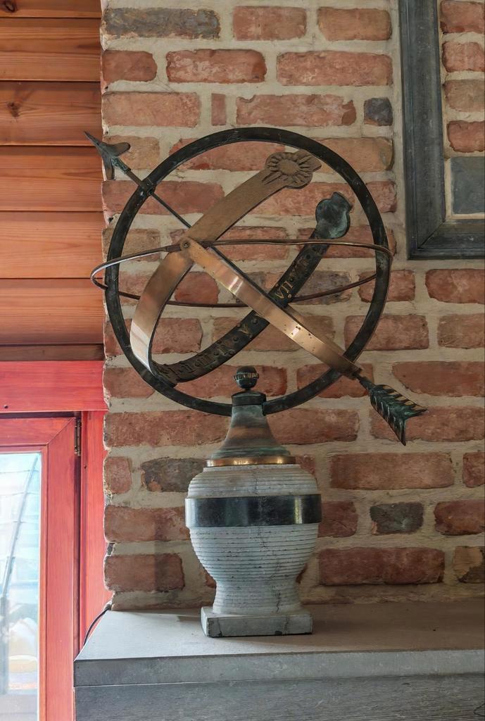 Bolvormige koperen zonnewijzer op hardstenen sokkel, Antiek en Kunst, Antiek | Brons en Koper, Ophalen