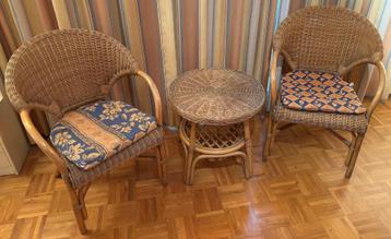zithoek met 2 stoelen (rieten) beschikbaar voor biedingen