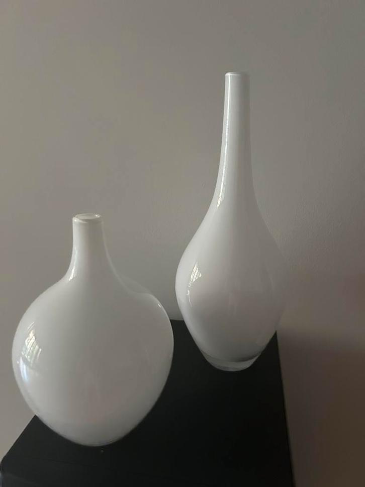 2 Witte vazen IKEA Salong design - ICOON, Huis en Inrichting, Woonaccessoires | Vazen, Nieuw, Wit, Minder dan 50 cm, Glas, Ophalen