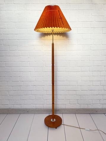 Lampadaire danois vintage du milieu du siècle | Livraison gr, Mid century, Comme neuf, Tissus, 150 à 200 cm