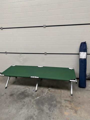 Veldbed (nieuw) + kampeertafel beschikbaar voor biedingen