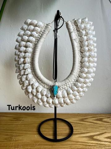 Collier en pierres précieuses turquoises 