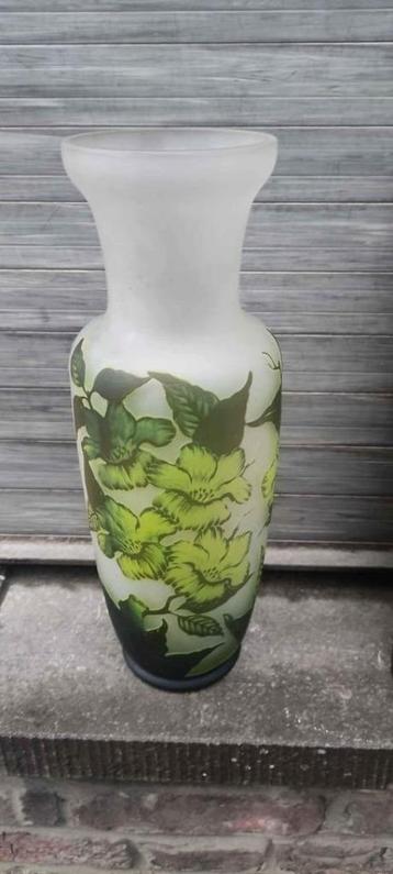 vase en pate de verre beschikbaar voor biedingen