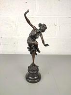 Bronzne beeld naar Claire Colinet, Enlèvement ou Envoi