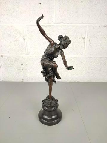 Bronzne beeld naar Claire Colinet beschikbaar voor biedingen