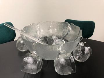 vintage glazen punchbowl met bijhorende tasjes disponible aux enchères