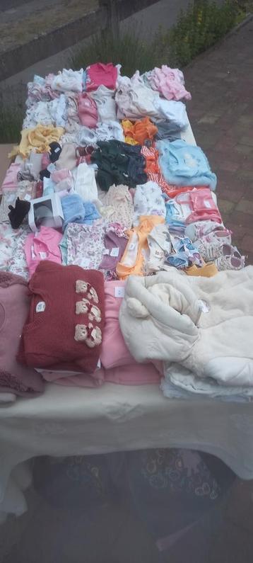 Babykleding, schoenen, speelgoed en veel meer, zie foto's beschikbaar voor biedingen