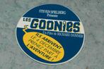 Rare Goonies bioscoop sticker uit 1985, Verzamelen, Posters, Ophalen of Verzenden, Zo goed als nieuw