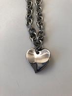 Collier en acier chirurgical avec pendentif en forme de cœur, Comme neuf, Autres matériaux, Avec pendentif, Enlèvement ou Envoi