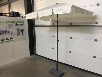 (147) Kantelbare parasol met parasolvoet beschikbaar voor biedingen