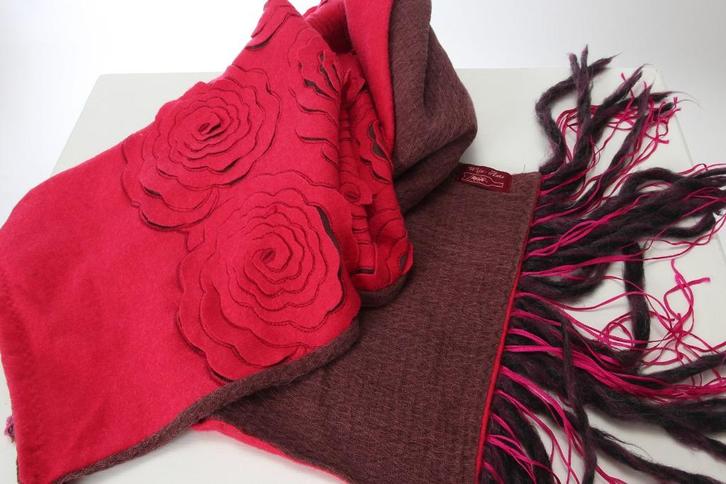 fushia wollen sjaal, ontwerper Christian Wijnants, Kleding | Dames, Mutsen, Sjaals en Handschoenen, Nieuw, Sjaal, Ophalen of Verzenden