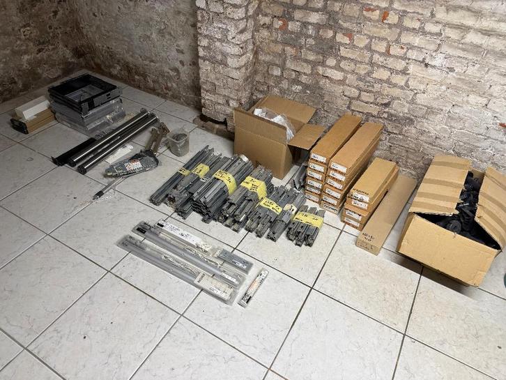 Meubelbeslag lot hettich & blum, Doe-het-zelf en Bouw, Hang- en Sluitwerk, Zo goed als nieuw, Overige materialen, Ophalen