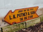 LK Putney & Son gestanst tinnen Pijlbord "The Big Store", Verzamelen, Ophalen of Verzenden, Gebruikt, Reclamebord