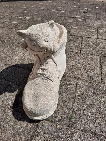 Tuinbeeld: Kat in schoen beschikbaar voor biedingen