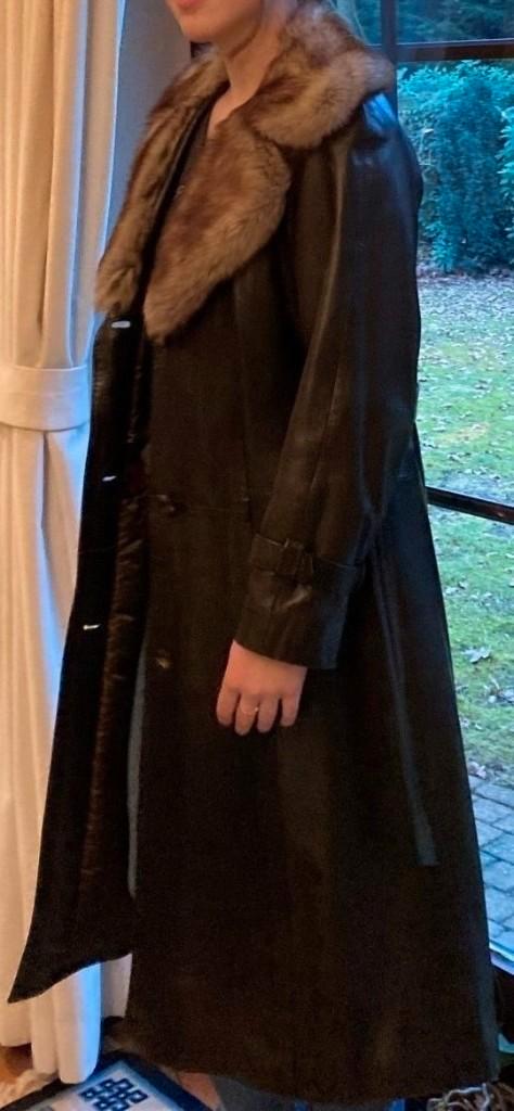 Jeugdige lange jas: leder met pelskraag, Kleding | Dames, Jasjes, Kostuums en Pakken, Zo goed als nieuw, Jasje, Maat 42/44 (L)