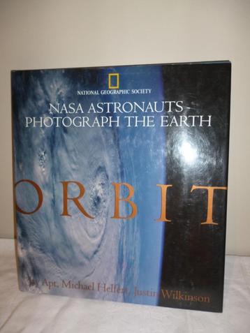Boek NASA ASTRONAUTS Photograph The Earth ORBIT ruimte beschikbaar voor biedingen