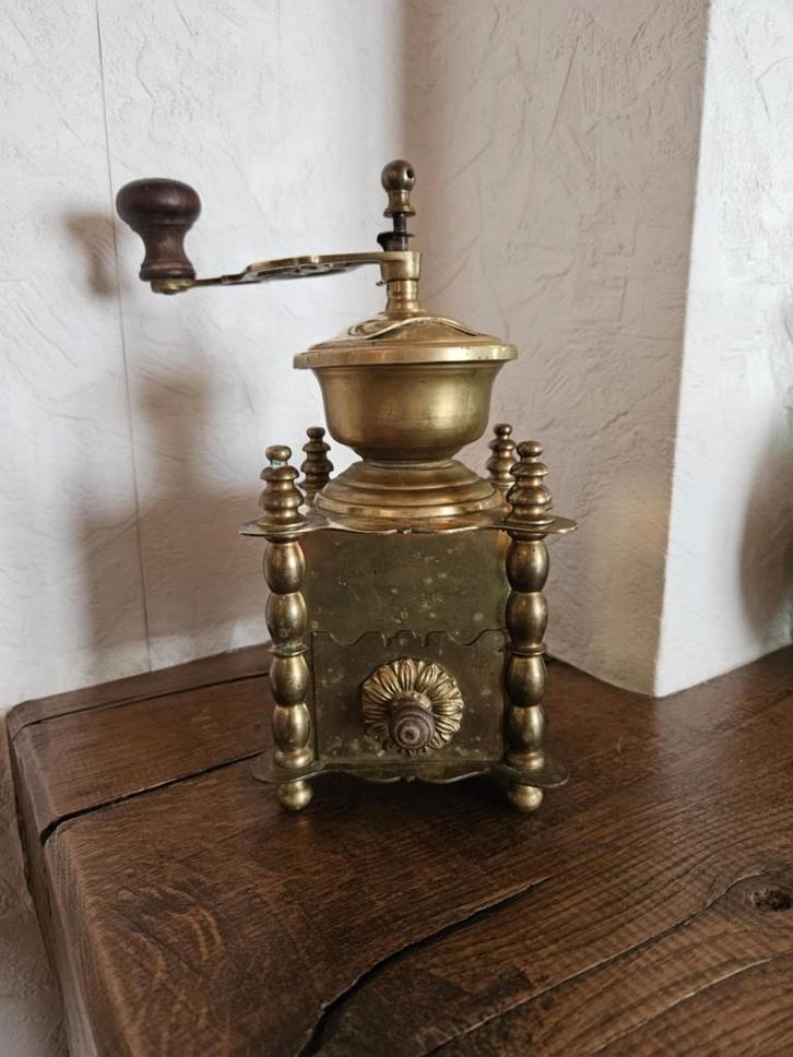 Ancien moulin à café en laiton métal doré massif, Antiek en Kunst, Antiek | Keukengerei, Ophalen of Verzenden