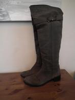 Grijze suède laarzen, voor dames. maat 40 (Lilian), Kleding | Dames, Verzenden, Grijs, Gedragen, Hoge laarzen