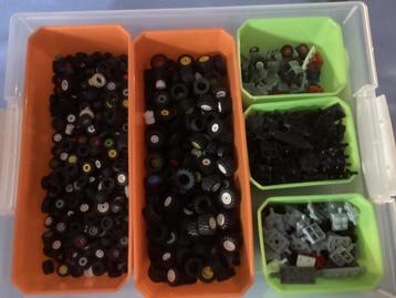 Lego box met kleine bandjes enz.. beschikbaar voor biedingen