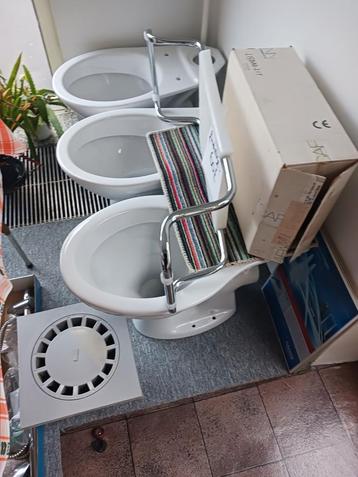 Sanitair uitverkoop wegens stopzetting zaak Pensioen tot-70  beschikbaar voor biedingen