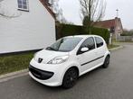 PEUGEOT 107 BENZINE BLANCO GEKEURD AIRCO 5 DEURS TOPSTAAT ✅, Auto's, Voorwielaandrijving, Stof, Zwart, Wit