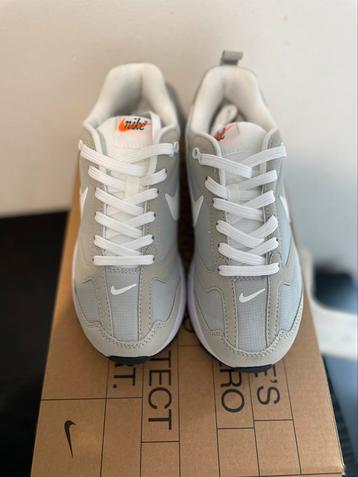 Witte en grijze sneakers van Nike, voor dames en heren, Kleding | Heren, Schoenen, Overige kleuren, Nike, Nieuw, Ophalen of Verzenden