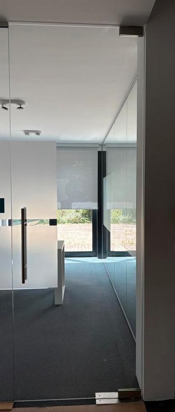 2 professionele glazen deuren met Dorma pomp beschikbaar voor biedingen