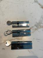 Drie werfsloten met sleutels - THIRARD, Gebruikt, Ophalen