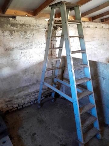 Aluminium ladder 2 m hoog op wielen  beschikbaar voor biedingen