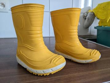 Regenlaarsjes (maat 24) beschikbaar voor biedingen