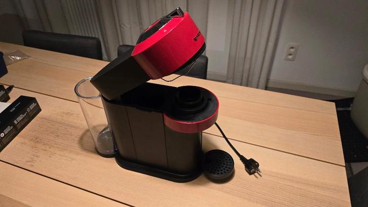 Nespresso Vertuo Next + Capsules + Ontkalkt, Elektronische apparatuur, Koffiezetapparaten, Gebruikt, Koffiepads en cups, Koffiemachine