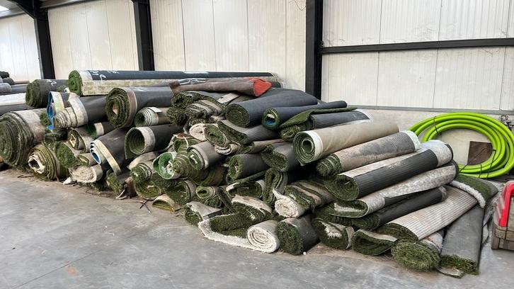 Lot restanten kunstgras van voetbal en hockeyveld., Tuin en Terras, Gras en Kunstgras, Kunstgras, Ophalen