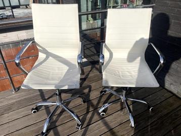 Witte namaak lederen bureaustoelen (2x) beschikbaar voor biedingen