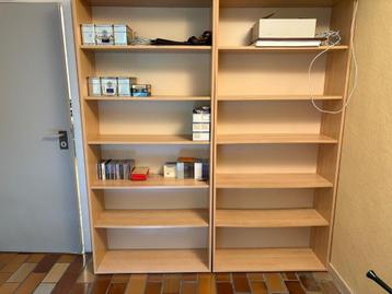 Degelijke boekenkast beschikbaar voor biedingen