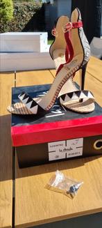 Schoenen met enkelriempje, Enlèvement