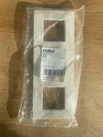 Niko, Drievoudige afdekplaat, Intense White, beschikbaar voor biedingen