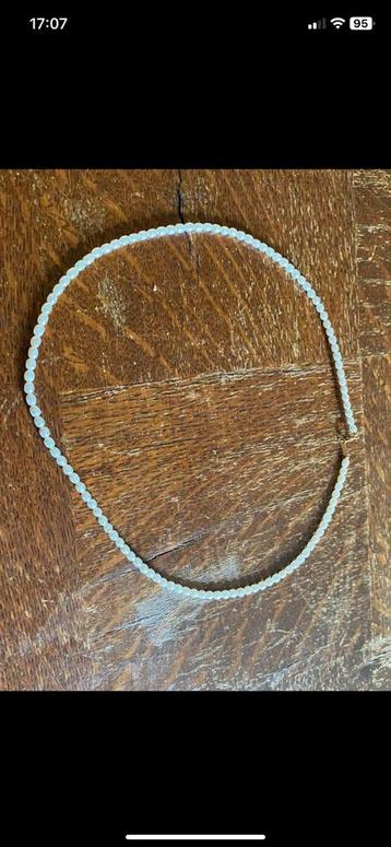 Gouden parelketting beschikbaar voor biedingen