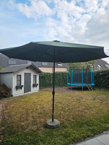 Parasol met voet beschikbaar voor biedingen