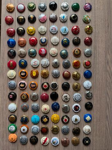 Lot champagne capsules beschikbaar voor biedingen