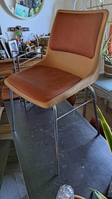 Vintage stoelen beschikbaar voor biedingen