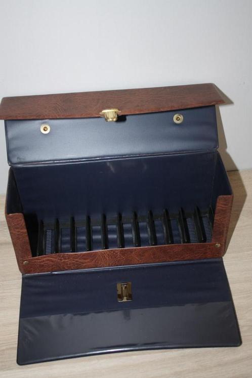 Koffer voor 12 Muziekcassettes , zeer mooie staat, Cd's en Dvd's, Cassettebandjes, Zo goed als nieuw, Accessoires, Met bewaardoos, rek of koffer