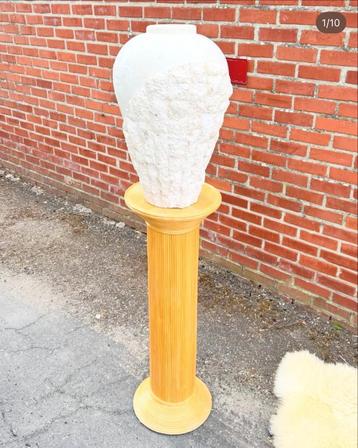 Mactan stone vloervaas beschikbaar voor biedingen